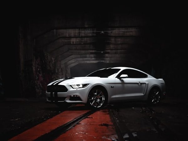 Quelles améliorations aérodynamiques peuvent être apportées à une Ford Mustang pour une meilleure performance sur piste?